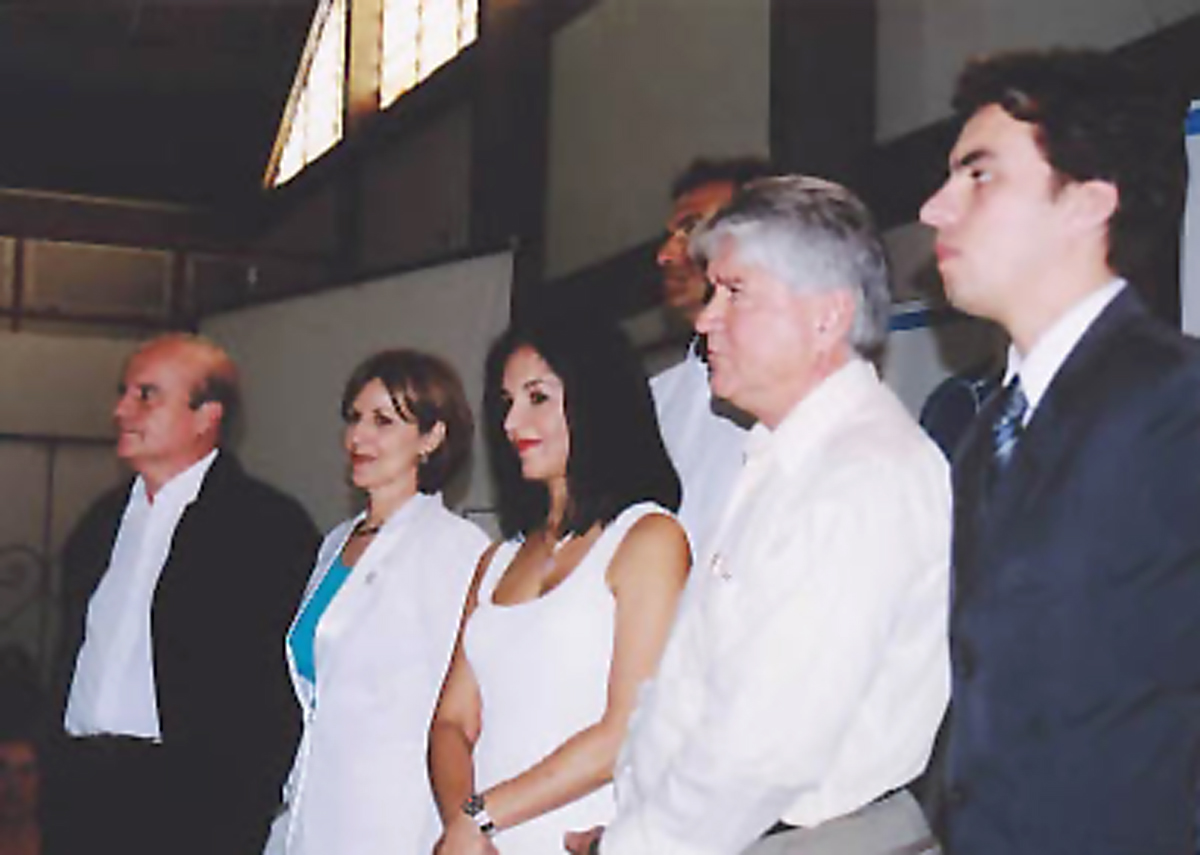 Deputado Vincius Camarinha (1 dir) e outras autoridades municipais do municpio de Marlia recepcionaram a presidente do Fundo Social de Solidariedade de So Paulo, Lu Alckmin <a style='float:right;color:#ccc' href='https://www3.al.sp.gov.br/repositorio/noticia/03-2008/Camarinha lu.jpg' target=_blank><i class='bi bi-zoom-in'></i> Clique para ver a imagem </a>